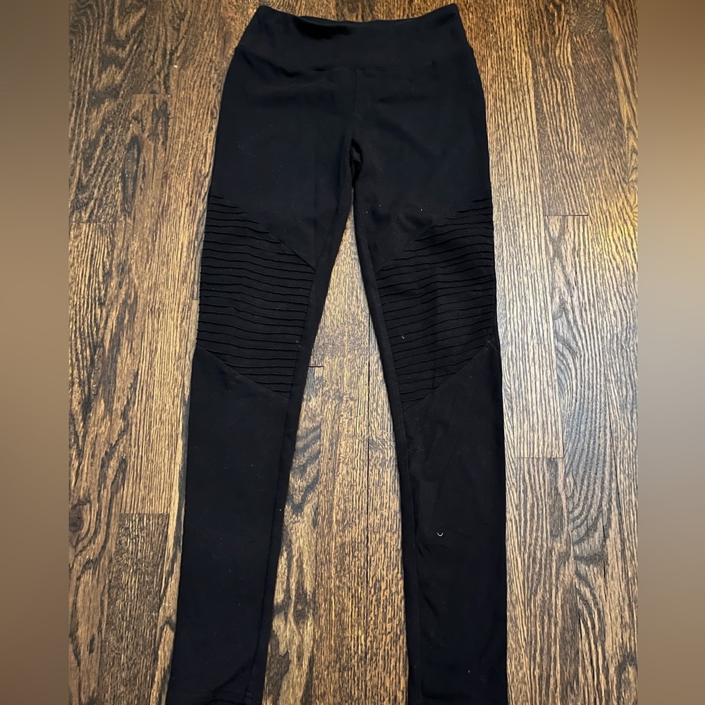 Black leggings with lines by knees